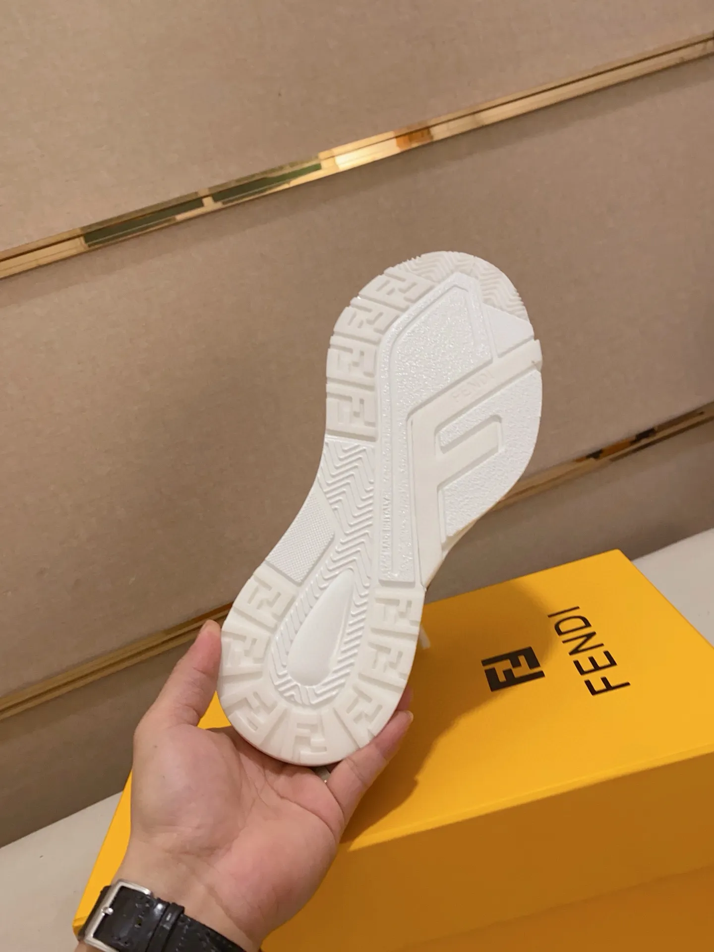 Men's shoes💰: 540💰(Higher version) [Fendi] Fendi's latest casual shoes for men! Available at counters simultaneously! A one-to-one replica of the original. Made entirely of imported top-grain calfskin, the interior is made of top-grain water-dyed cowhide, and the original factory-supplied rubber outsole. Leading new fashion concepts. Matching code: 38-44. 45 can be customized and non-returnable!